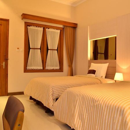 Kertanegara Premium Guest House Malang Exterior photo