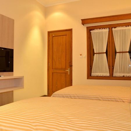 Kertanegara Premium Guest House Malang Exterior photo
