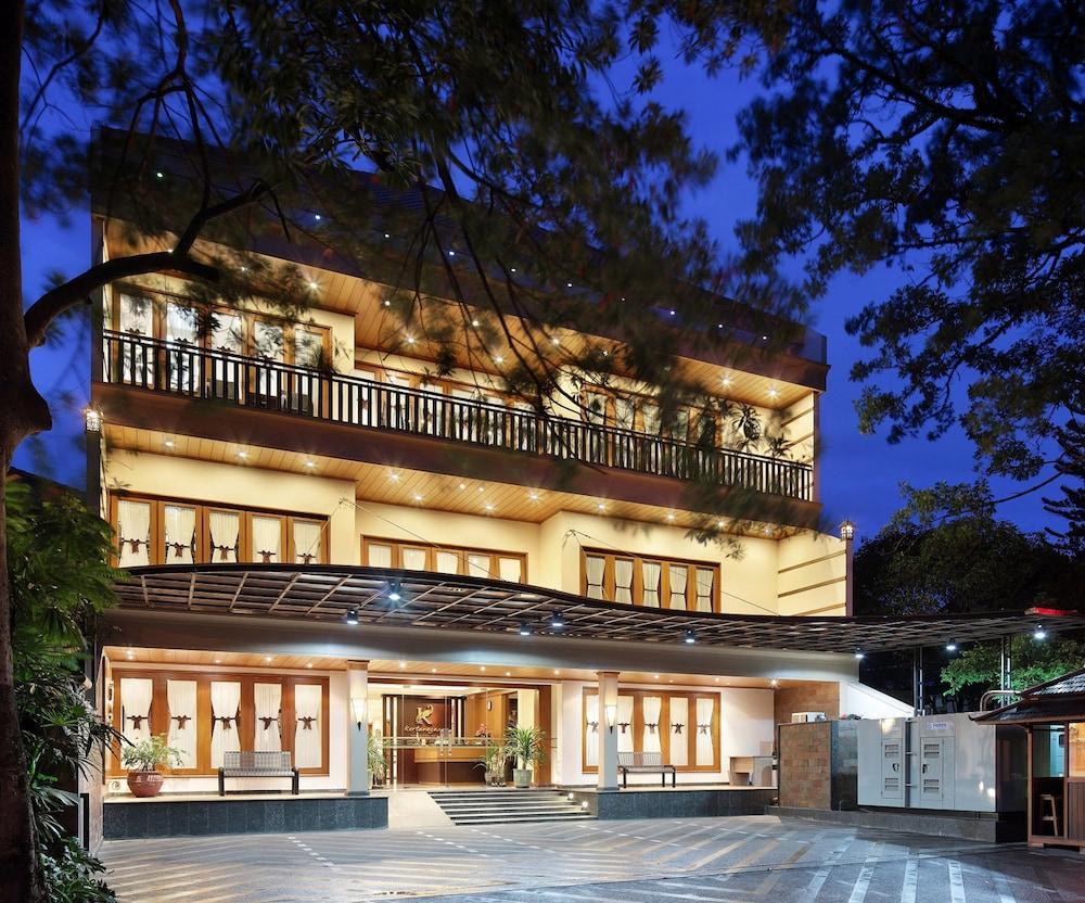 Kertanegara Premium Guest House Malang Exterior photo