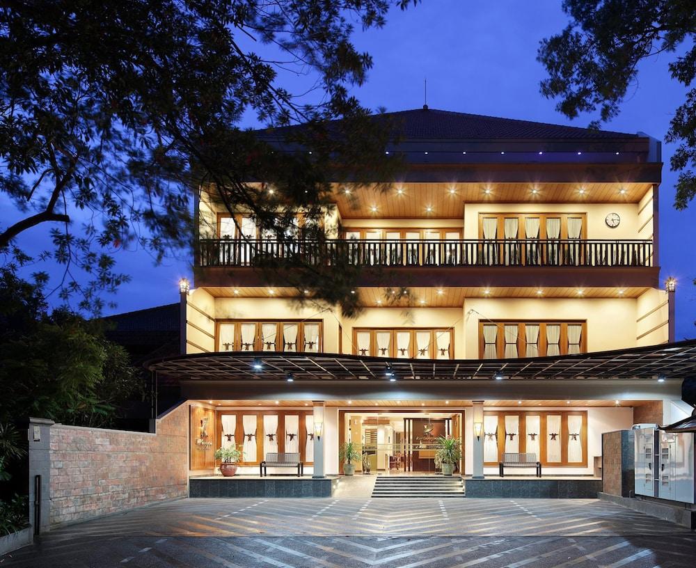 Kertanegara Premium Guest House Malang Exterior photo