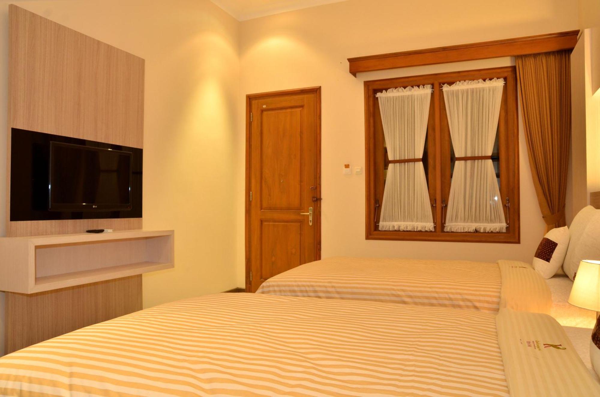 Kertanegara Premium Guest House Malang Exterior photo