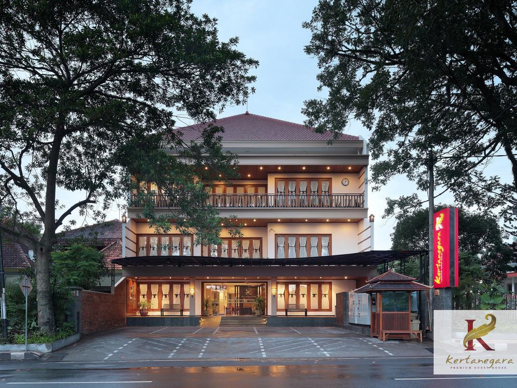 Kertanegara Premium Guest House Malang Exterior photo
