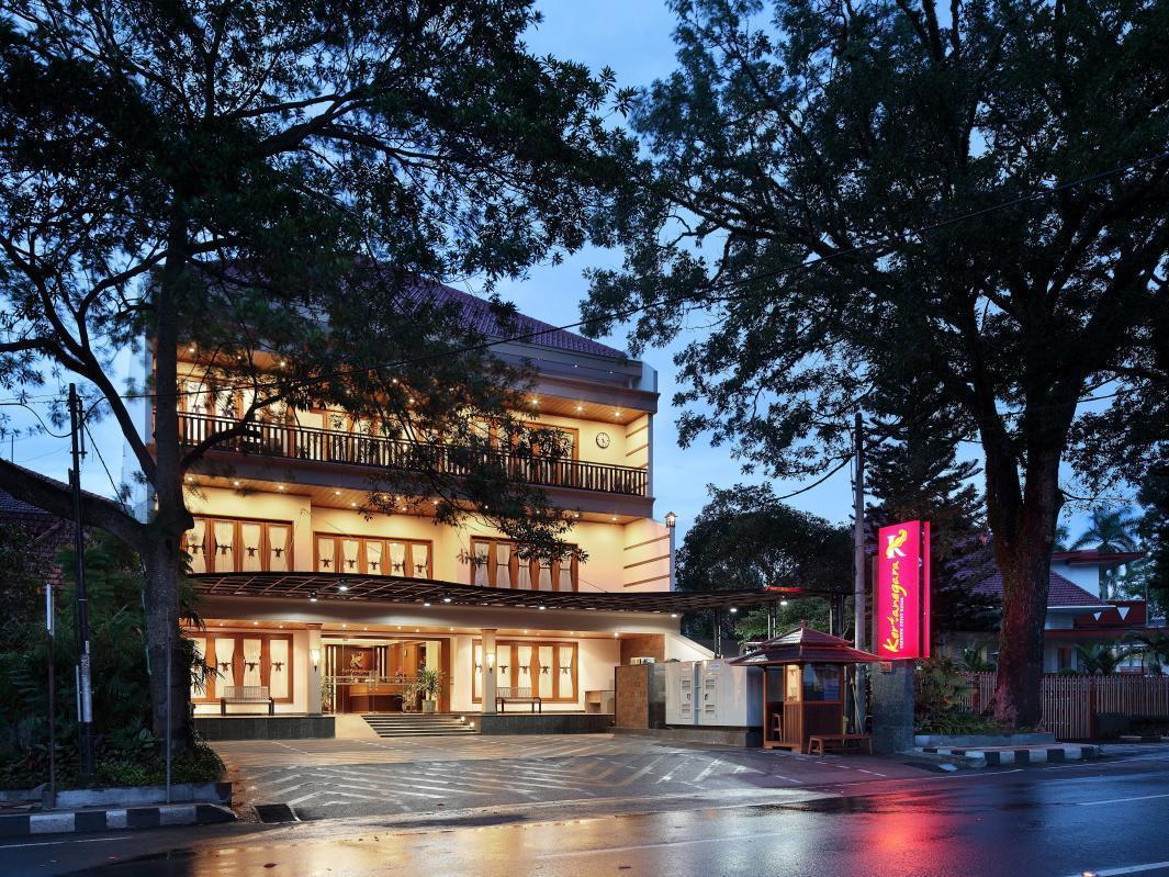 Kertanegara Premium Guest House Malang Exterior photo